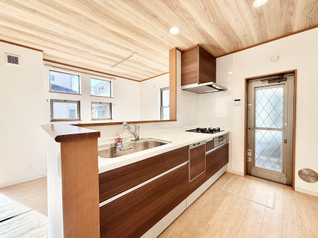 �L�b�`���@������̂��閾�邢�L�b�`���B���C�ɂ��𗧂��܂��B 