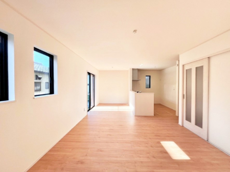 ���r���O�@���邢�z���������A�����̕��͋C�ɖ�������郊�r���O�E�_�C�j���O�B 