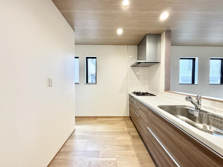 �L�b�`���@�u�₩�ȕ����ʂ蔲����L�b�`���B��������̂Ŗ��邭���C�ɂ��𗧂��܂��B