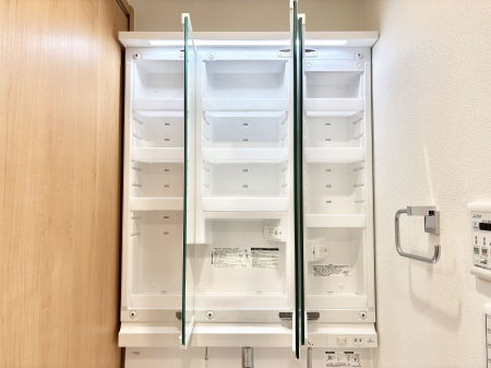 ���̑����ρ@�O�ʋ��̗��ɁA���ϕi��q���p�i�Ȃǂ����[�\�B���ʑ����������ƕۂ��܂��I