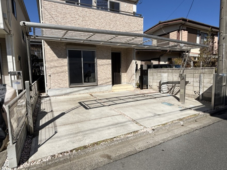 �@����2��\�I�}�Ȃ��q�l�̒��ԂɁB�܂��A���Ƒ��̎��]�ԃX�y�[�X�Ƃ��Ă��劈��B