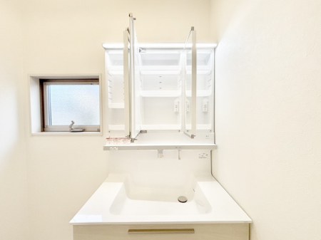 ���̑����ρ@�O�ʋ��̗��ɁA���ϕi��q���p�i�Ȃǂ����[�\�B���ʑ����������ƕۂ��܂��I