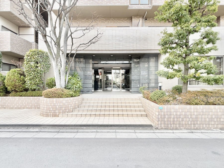 �G���g�����X�@�O�� �Y��ȃG���g�����X�́A���Z�҂�D�����}������Ă���܂�  