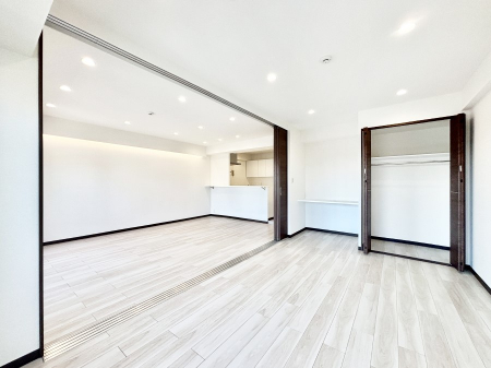 ���̑����ρ@���r���O�ɗאڂ����m���B�����˂��J������ƃ��r���O�ƌq����e���̋�Ԃɕϐg�I�@