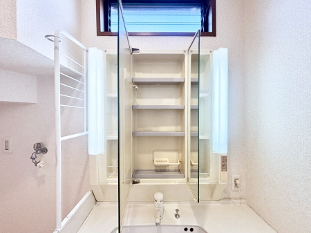 ���̑����ρ@�O�ʋ��̗��ɁA���ϕi��q���p�i�Ȃǂ����[�\�B���ʑ����������ƕۂ��܂��I