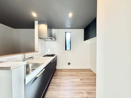 �L�b�`���@�u�₩�ȕ����ʂ蔲����L�b�`���B��������̂Ŗ��邭���C�ɂ��𗧂��܂��B