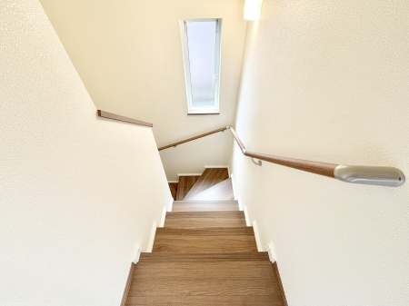 ���̑��@�K�i�͔��Â��Ȃ肪���ł����A����t���邱�Ƃɂ���Ė��邢��Ԃɂł���̂ŁA��艺��̈��S�����m�ۂ���܂��B 