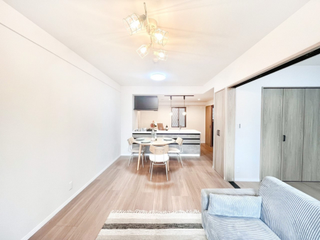 ���r���O�@�Ƒ��̘a�₩�ȉ�b���������Ă������B�J�����̂��郊�r���O�ł��B  