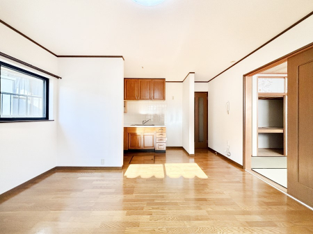 ���r���O�@���邢�z���������A�����̕��͋C�ɖ�������郊�r���O�E�_�C�j���O�B   