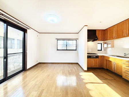 ���̑����ρ@�Ƒ��̏Ί炪���R�Ɛ��܂�Ă���A����ȕ��͋C�̃_�C�j���O�Ɏd�オ���Ă��܂� 