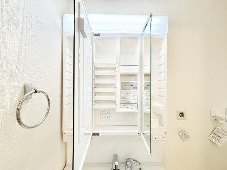 ���̑����ρ@�O�ʋ��̗��ɁA���ϕi��q���p�i�Ȃǂ����[�\�B���ʑ����������ƕۂ��܂��I