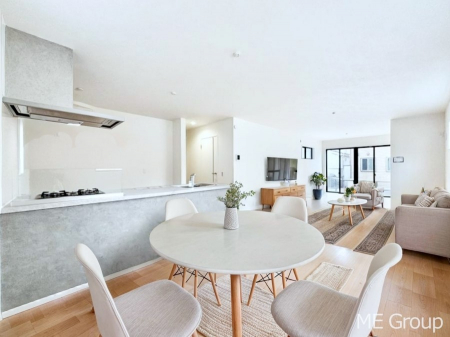 ���r���O�@�Ƒ��̘a�₩�ȉ�b���������Ă������B�J�����̂��郊�r���O�ł��B���Ƌ��CG�ł�  