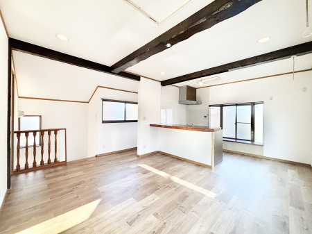 ���̑����ρ@�Ƒ��̏Ί炪���R�Ɛ��܂�Ă���A����ȕ��͋C�̃_�C�j���O�Ɏd�オ���Ă��܂��B