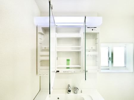 ���ʑ�E���ʏ��@�O�ʋ��̗��ɁA���ϕi��q���p�i�Ȃǂ����[�\�B���ʑ����������ƕۂ��܂��I  