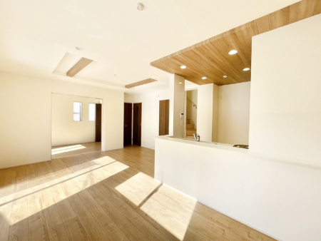 ���r���O�@���邢�z���������A�����̕��͋C�ɖ�������郊�r���O�E�_�C�j���O�B 