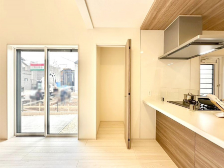 ���̑����ρ@���r���O���[�B�����Ɏ��[������ƕ����W�܂�LDK���X�b�L���Еt�������ł��ˁB  