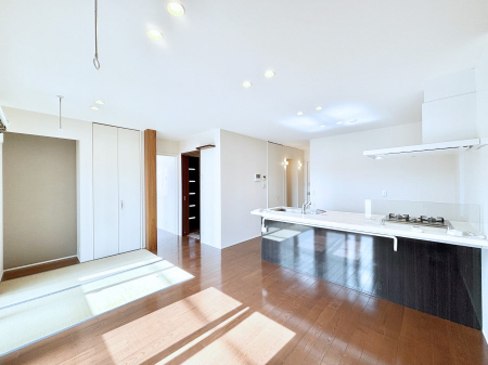 ���r���O�@�Z�ޕ��̌��������o�����A�C���e���A���l����̂��y���݂ȂP�K���r���O�ł��I 