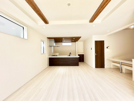 ���r���O�@���邢�z���������A�����̕��͋C�ɖ�������郊�r���O�E�_�C�j���O�B 