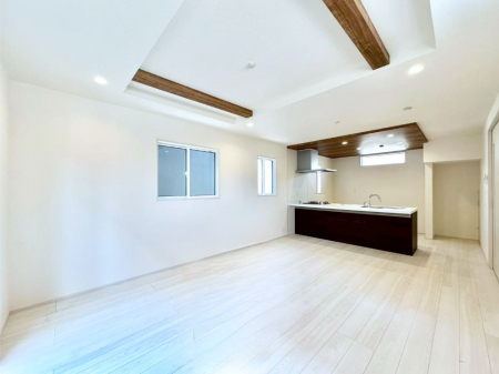 ���r���O�@�܏�V��͗��̓I�ȉ��s��������̂ŁA�V�䂪�L�������ĊJ���I�ȋ�Ԃ����o�ł��܂��B