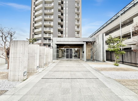 �G���g�����X�@�O�� �Y��ȃG���g�����X�́A���Z�҂�D�����}������Ă���܂�  