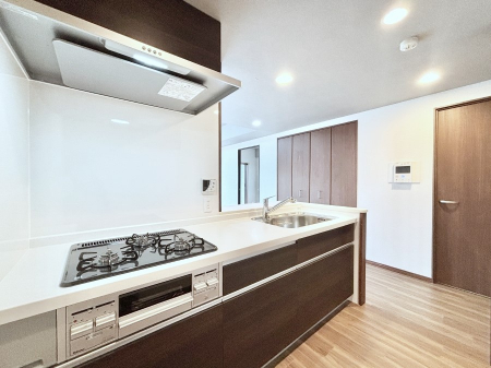 �L�b�`���@���������Ȃ���ł����Ƒ��Ƃ̉�b���y���߂�ΖʃL�b�`��