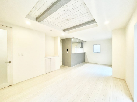 ���r���O�@���R������荞�܂�A�Ƒ��c���̏ꏊ�𖾂邭���o