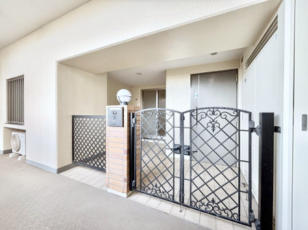 ���ց@���փh�A�̑O������ŋ�؂�ꂽ�|�[�`�B�v���C�o�V�[������Ėh�Ɩʂ����S�ł��B