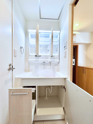 ���̑����ρ@�O�ʋ��̗��ɁA���ϕi��q���p�i�Ȃǂ����[�\�B���ʑ����������ƕۂ��܂��I