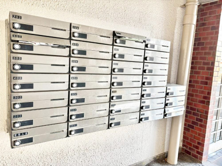 ���̑��@�|�X�g�̓G���g�����X���ɂ���̂ŉJ�ɔG�ꂸ�X�ւ��󂯎��܂��ˁI