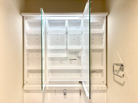 ���̑����ρ@�O�ʋ��̗��ɁA���ϕi��q���p�i�Ȃǂ����[�\�B���ʑ����������ƕۂ��܂��I