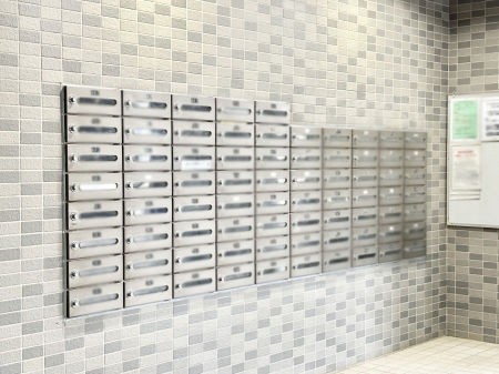 ���̑��@�|�X�g�̓G���g�����X���ɂ���̂ŉJ�ɔG�ꂸ�X�ւ��󂯎��܂��ˁI