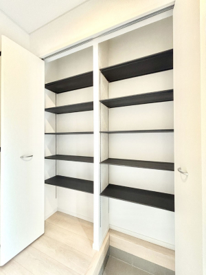 ���̑����ρ@�����Ղ���[�ł���V���[�Y�{�b�N�X�ŉƑ��S���̌C���A���ւ�������B  