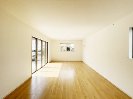 ���r���O�@���Ƒ��̓��₩�Șb�����ŕ�܂�閾�邢���r���O