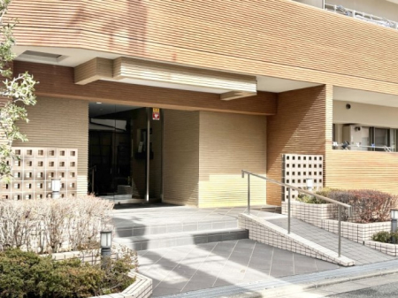 �G���g�����X�@�O�� �Y��ȃG���g�����X�́A���Z�҂�D�����}������Ă���܂�  