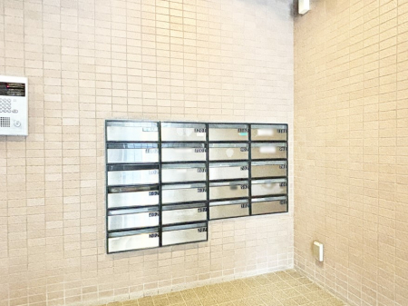 ���̑��@�|�X�g�̓G���g�����X���ɂ���̂ŉJ�ɔG�ꂸ�X�ւ��󂯎��܂��ˁI