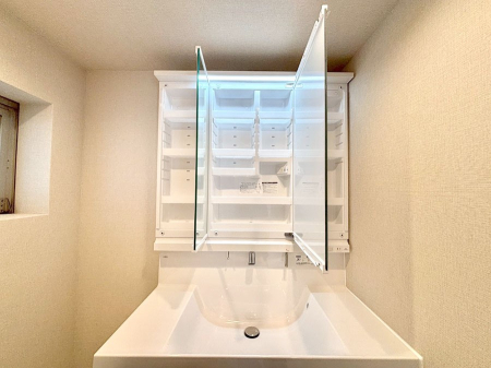 ���̑����ρ@�O�ʋ��̗��ɁA���ϕi��q���p�i�Ȃǂ����[�\�B���ʑ����������ƕۂ��܂��I