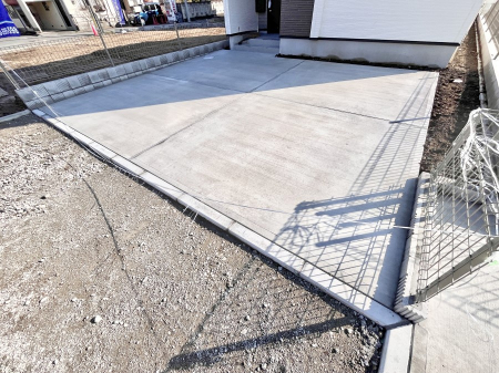 �@����2��\�I�}�Ȃ��q�l�̒��ԂɁB�܂��A���Ƒ��̎��]�ԃX�y�[�X�Ƃ��Ă��劈��B