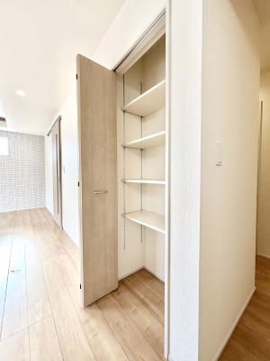 ���̑����ρ@���r���O���[�B�����Ɏ��[������ƕ����W�܂�LDK���X�b�L���Еt�������ł��ˁB  