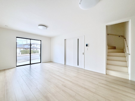 ���r���O�@���r���O�K�i�A������؂ȉƑ��ƃR�~���j�P�[�V�������Ƃ��Ƒ��v���̊Ԏ��