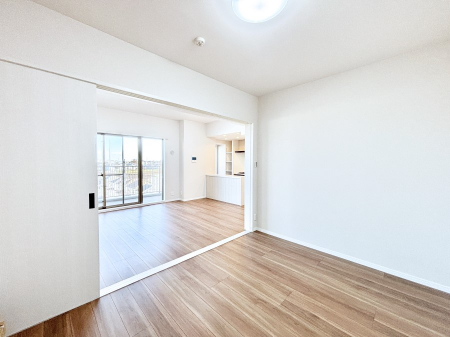 ���̑����ρ@���r���O�ɗאڂ����m���B�����˂��J������ƃ��r���O�ƌq����e���̋�Ԃɕϐg�I