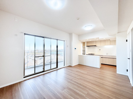 ���r���O�@�Ƒ��̘a�₩�ȉ�b���������Ă������B�J�����̂��郊�r���O�ł��B