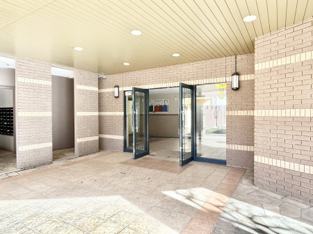 �G���g�����X�@�O�� �Y��ȃG���g�����X�́A���Z�҂�D�����}������Ă���܂�  