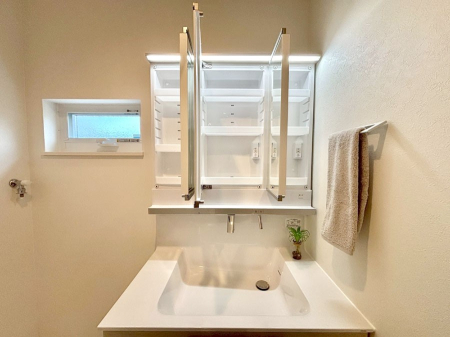 ���̑����ρ@�O�ʋ��̗��ɁA���ϕi��q���p�i�Ȃǂ����[�\�B���ʑ����������ƕۂ��܂��I