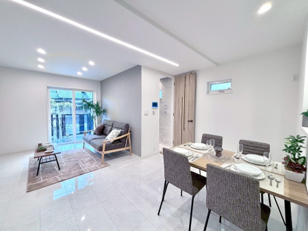 ���̑����ρ@�Ƒ��̏Ί炪���R�Ɛ��܂�Ă���A����ȕ��͋C�̃_�C�j���O�Ɏd�オ���Ă��܂��B