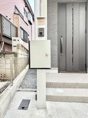 ���̑��@�\�D�E�C���^�[�z���E�|�X�g���ЂƂɏW��B�G���g�����X�ɂȂ��ރV���v���f�U�C���B