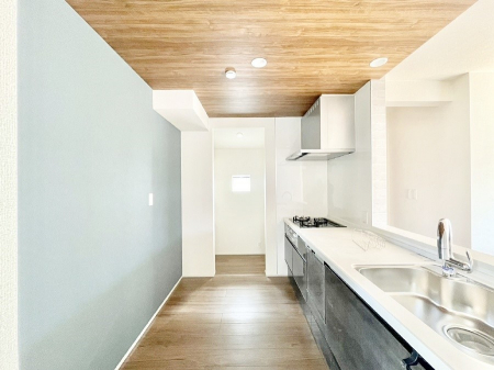 �L�b�`���@�u�₩�ȕ����ʂ蔲����L�b�`���B��������̂Ŗ��邭���C�ɂ��𗧂��܂��B