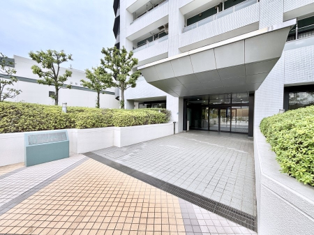 �G���g�����X�@�O�� �Y��ȃG���g�����X�́A���Z�҂�D�����}������Ă���܂�  