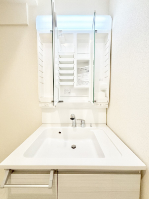 ���̑����ρ@�O�ʋ��̗��ɁA���ϕi��q���p�i�Ȃǂ����[�\�B���ʑ����������ƕۂ��܂��I