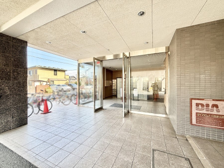 �G���g�����X�@�O�� �Y��ȃG���g�����X�́A���Z�҂�D�����}������Ă���܂�  