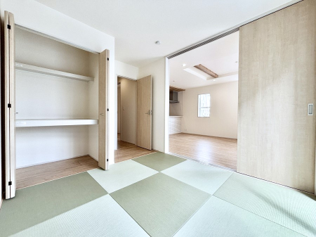 ���̑����ρ@���r���O�Ɨׂ荇���Ă���a���B�ق��ƈꑧ�ł���a�̋�Ԃ��Y�ꂸ�ɁB 